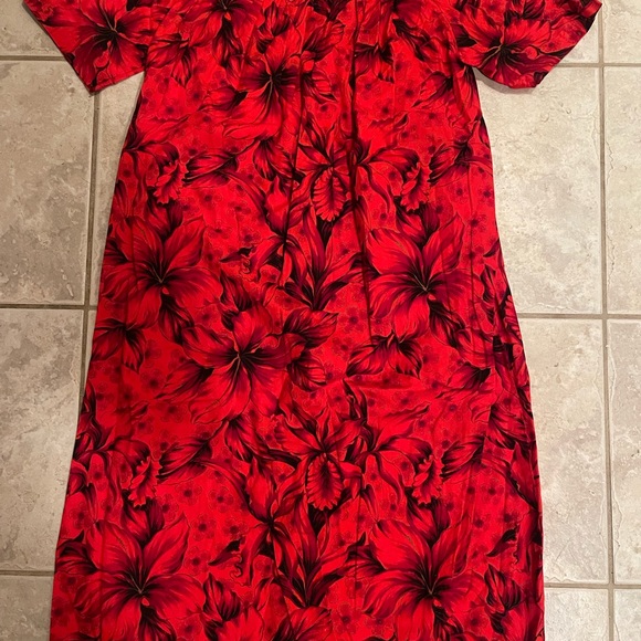 Halloween costumes for the adults and kiddos tons of accessors. Prices vary - Picture 15 of 17